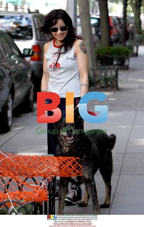 Janeane Garofalo and dog pose for photographers