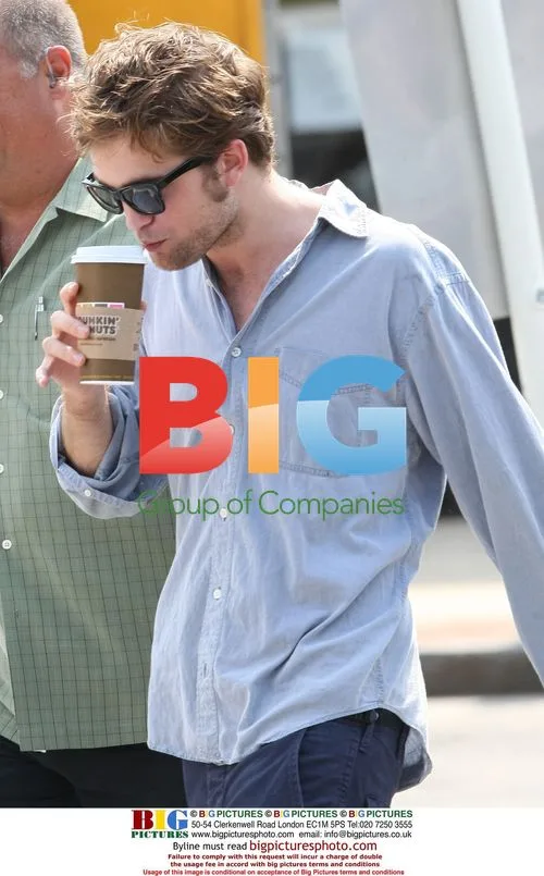 Robert Pattinson, Emilie de Ravin on 'Remember Me' set