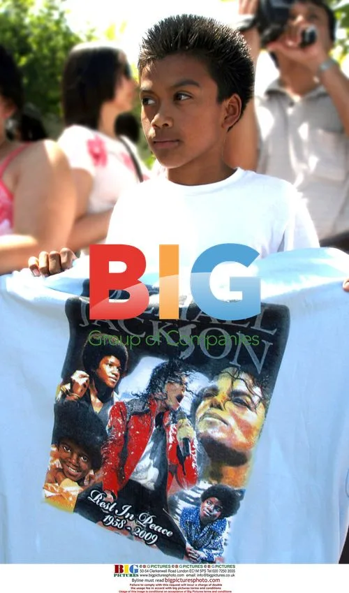 Fans mourn Michael Jackson's death