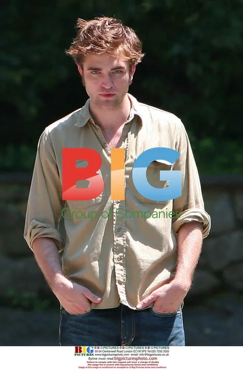 Emilie de Ravin and Robert Pattinson on 'Remember Me' set
