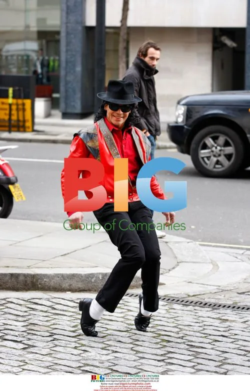 Michael Jackson Impersonator Creates Scene in London