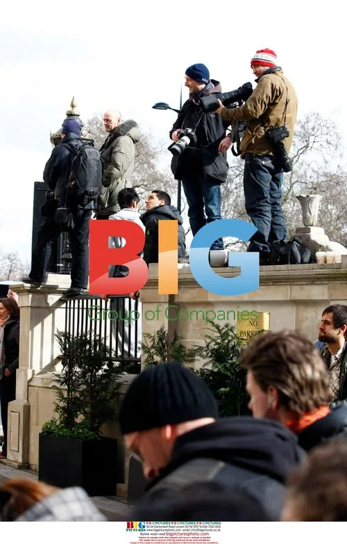 Michael Jackson impersonator creates scene in London