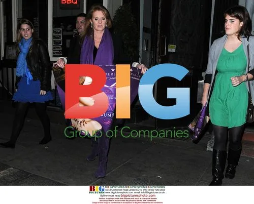 Sarah Ferguson, Beatrice and Eugenie leave Groucho Club