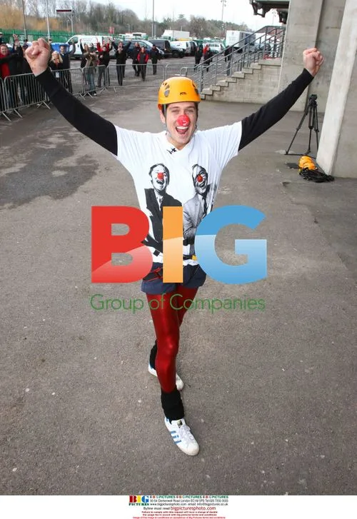 Vernon Kay abseils down Twickenham Stadium for Comic Relief