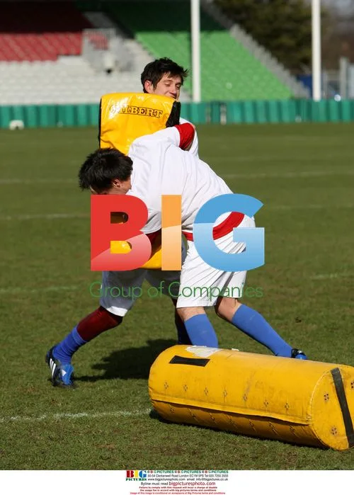 Vernon Kay Learns to Play Rugby