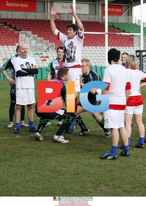 Vernon Kay learns to play rugby for Comic Relief
