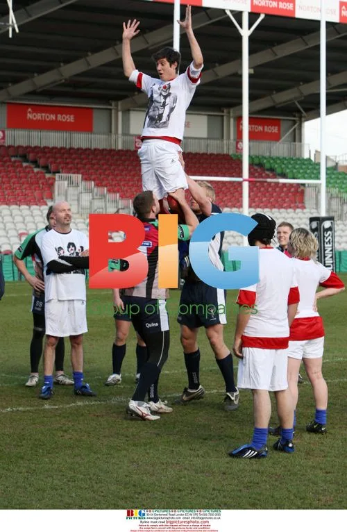 Vernon Kay Learns to Play Rugby for Comic Relief