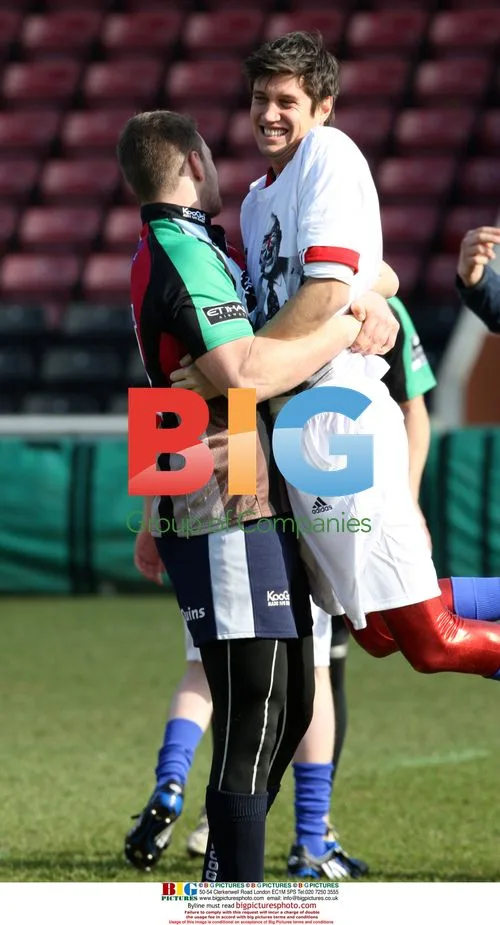 Vernon Kay Plays Rugby for Comic Relief