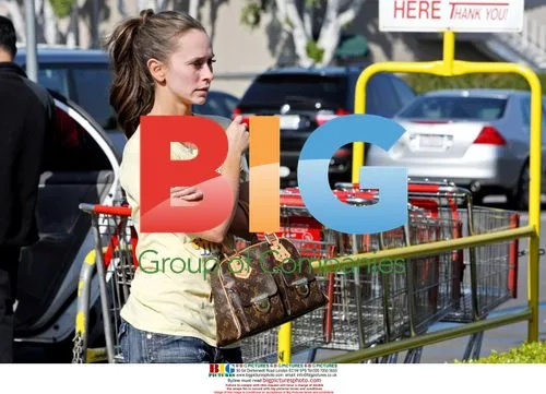 Jennifer Love Hewitt shops at Gelson's