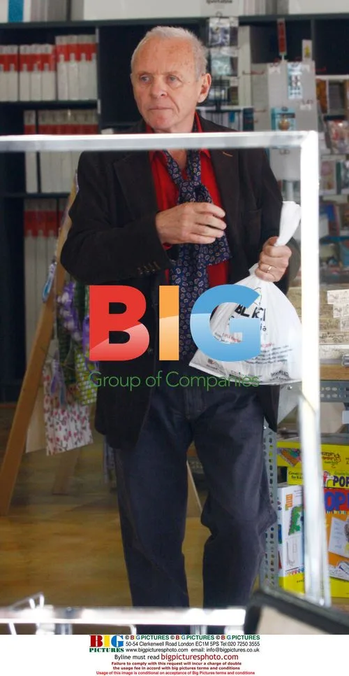Anthony Hopkins shops at art store
