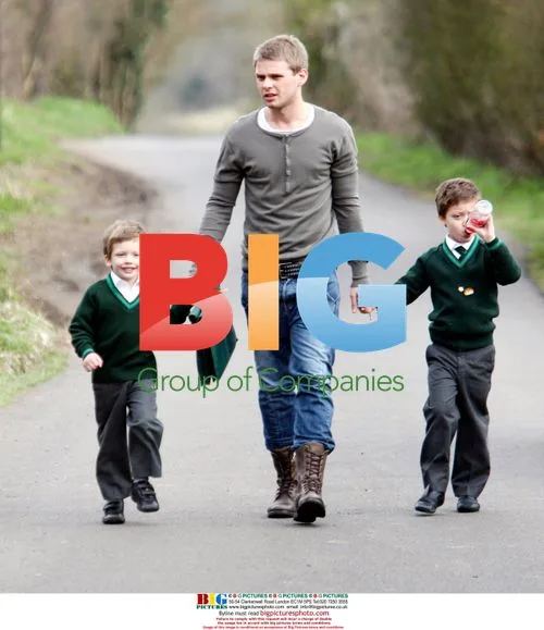 Jeff Brazier takes sons to Jade Goody's home