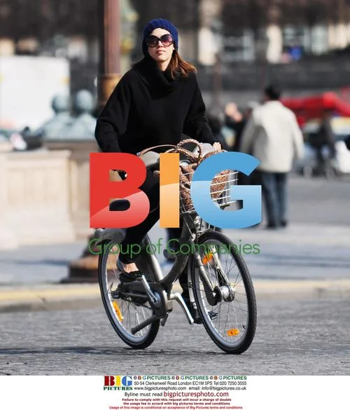 Jessica Alba Bikes in Paris