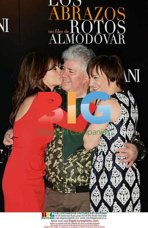 Penelope Cruz and Pedro Almodovar at 'Broken Embraces' Photocall