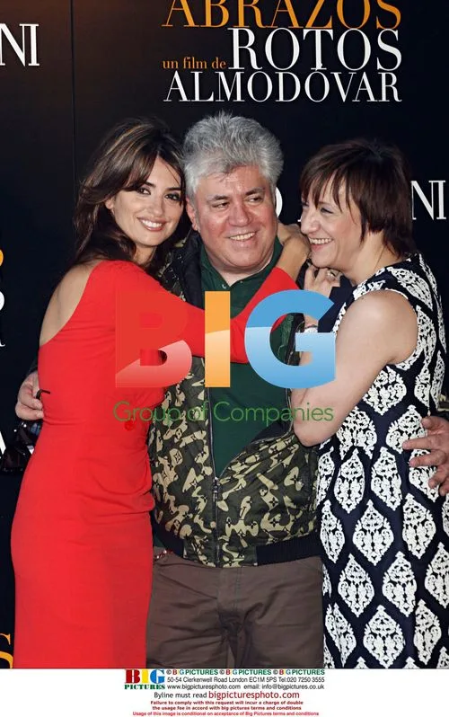Penelope Cruz and Pedro Almodovar at 'Broken Embraces' Photocall