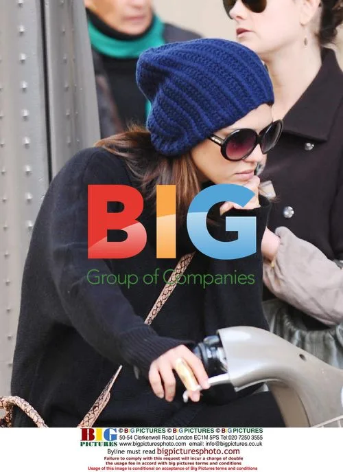 Jessica Alba Bikes in Paris
