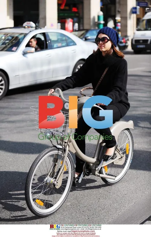 Jessica Alba Cycles in Paris