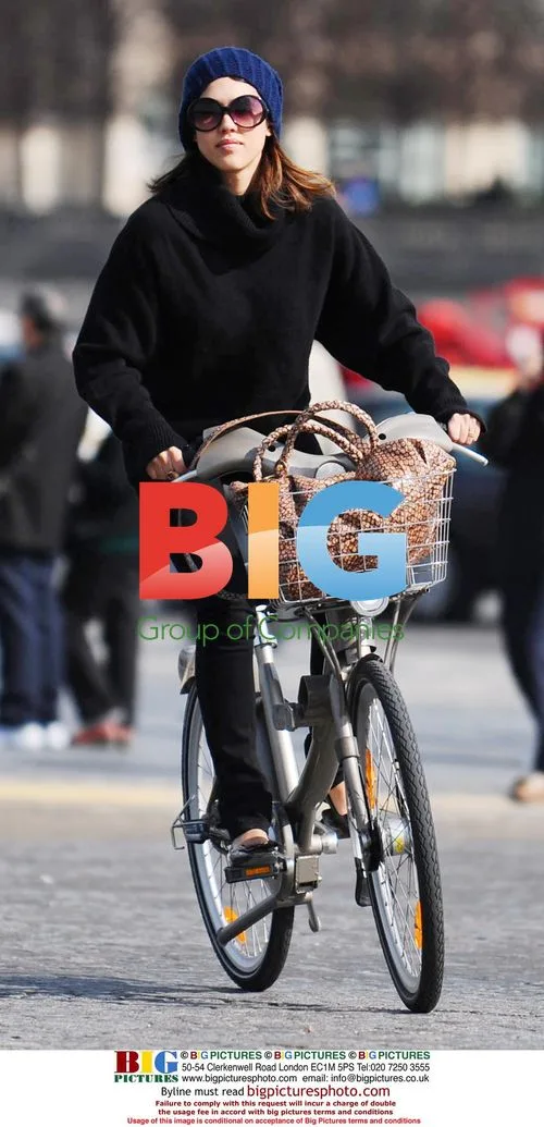 Jessica Alba bikes in Paris