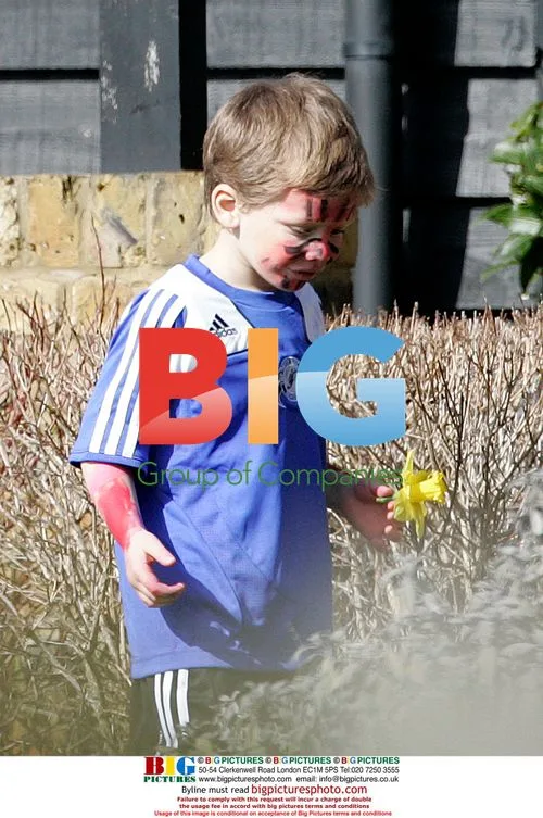 Jade Goody's friends and family in garden