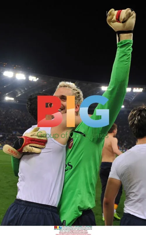 Manuel Almunia celebrates Arsenal’s CL win