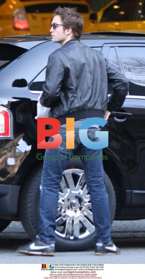 Robert Pattinson gets coffee in Vancouver