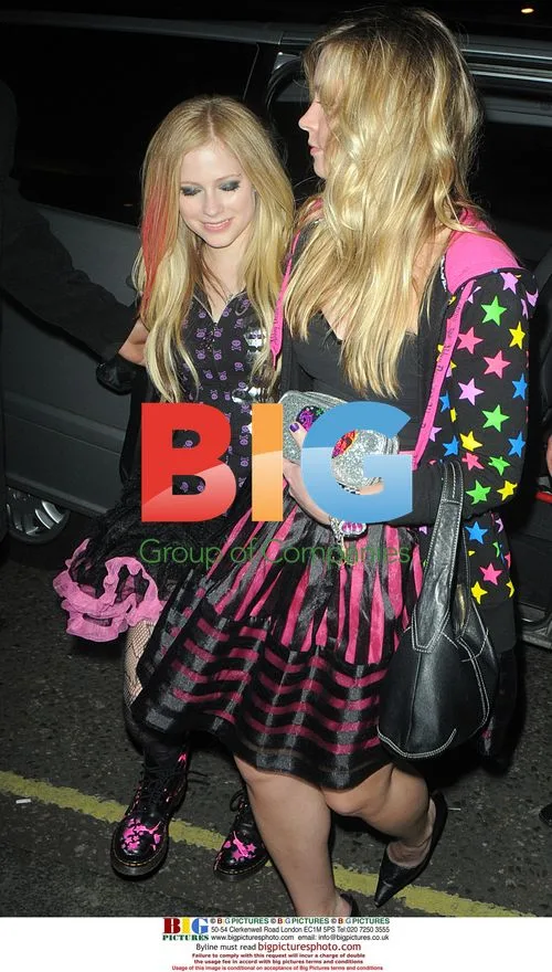 Avril Lavigne enjoys night out with friends