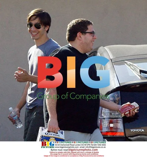 Justin Long & Jonah Hill grab burgers & beers