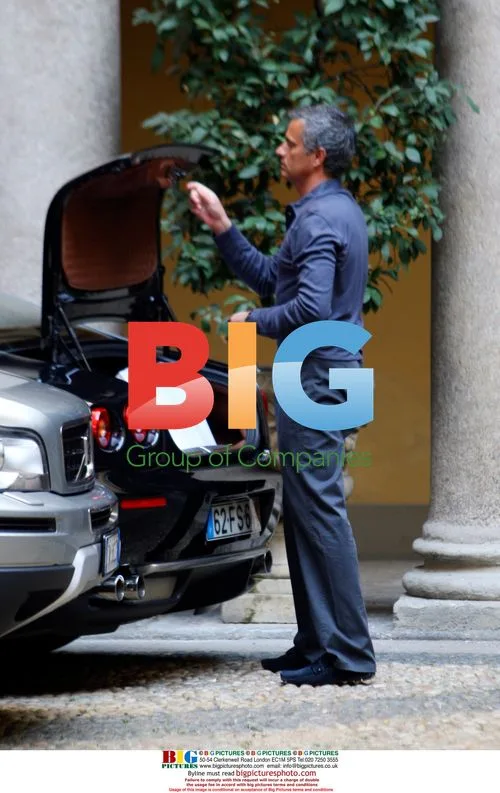 Jos Mourinho shopping in Milan