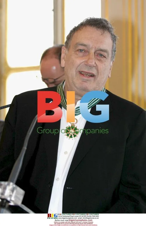 Stephen Frears honored with arts badge