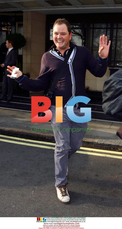 Alan Carr in Cheery Mood on London Streets