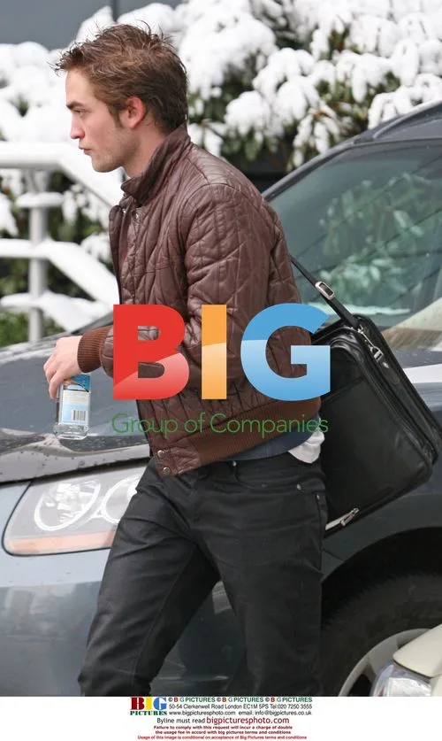 Robert Pattinson takes snowy walk in Vancouver