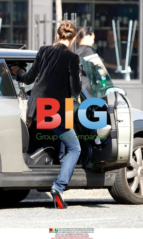Society beauty Saskia Boxford out for coffee