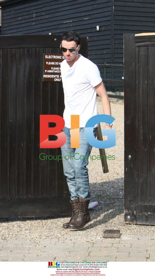 Jack Tweed arrives Jade Goodys house