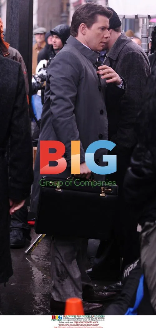 Eric Mabius filming 'Ugly Betty' in NYC