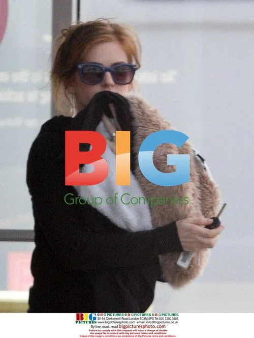 Isla Fisher shopping for furniture