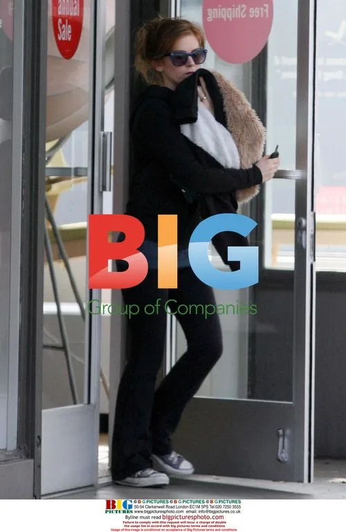 Isla Fisher shopping for furniture
