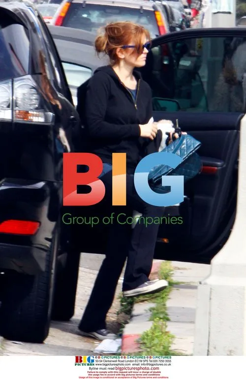 Isla Fisher Shopping for Furniture
