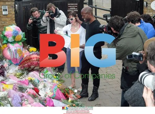 Jackiey Budden and Kevin Adams collect cards for Jade Goody