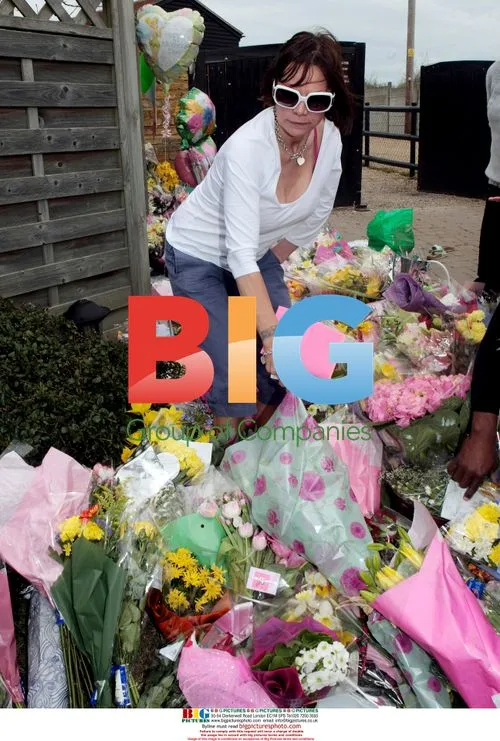 Jade Goody mourners collect cards and flowers
