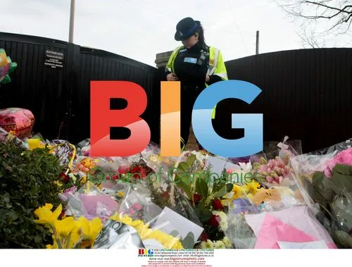 Jackiey Budden and Kevin Adams collect cards for Jade Goody