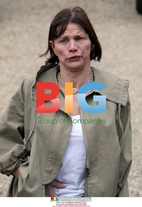 Jackie gives emotional statement outside Jade Goody's home