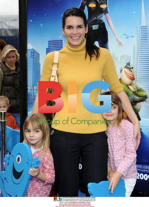 Angie Harmon and Daughters at 'Monsters Vs. Aliens' Premiere