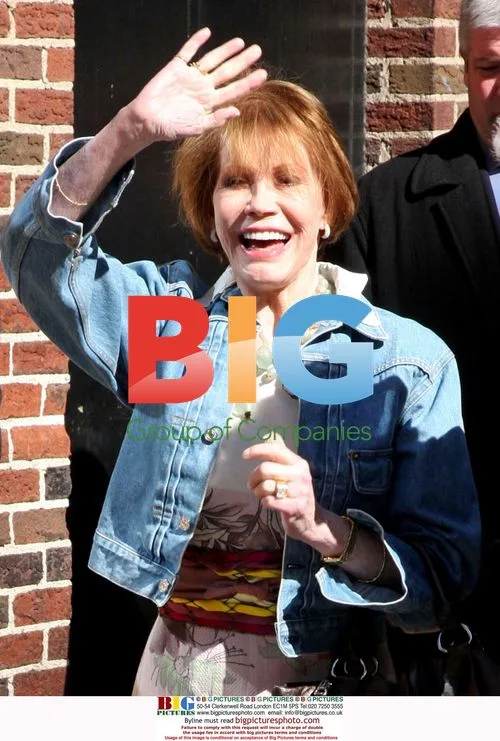 Mary Tyler Moore waves to photographers