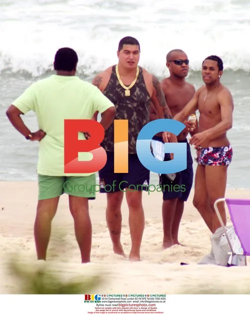 Robinho surfs and plays samba in Rio