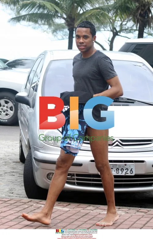 Robinho surfs and plays samba in Rio