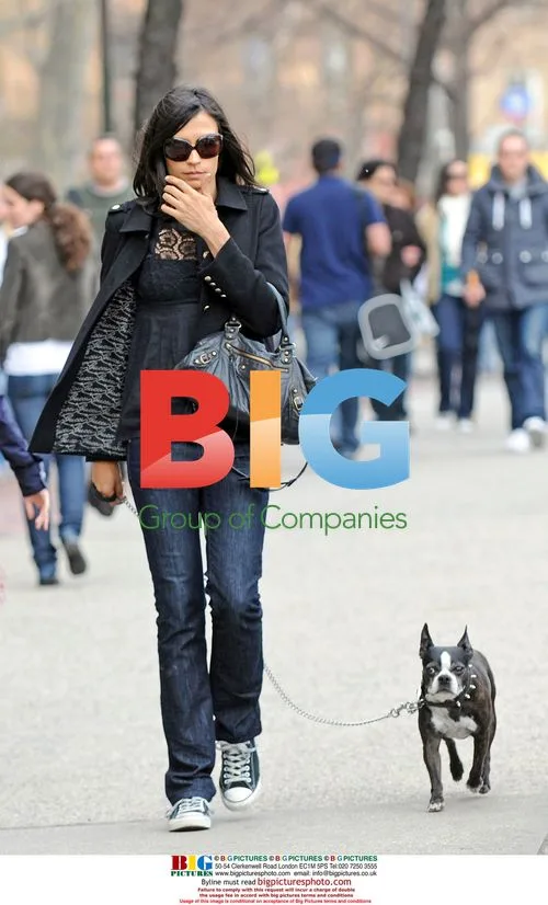 Famke Janssen has lunch with dog