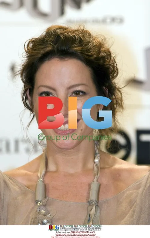 Sarah McLachlan wins Humanitarian Award