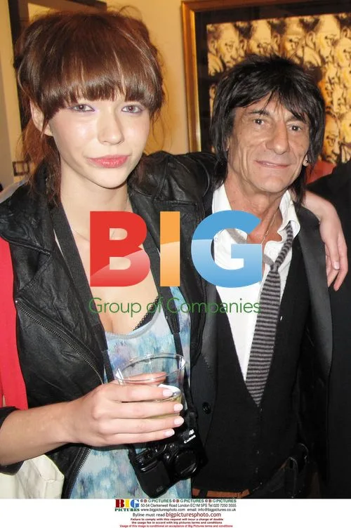 Ronnie Wood paints pictures of girlfriend