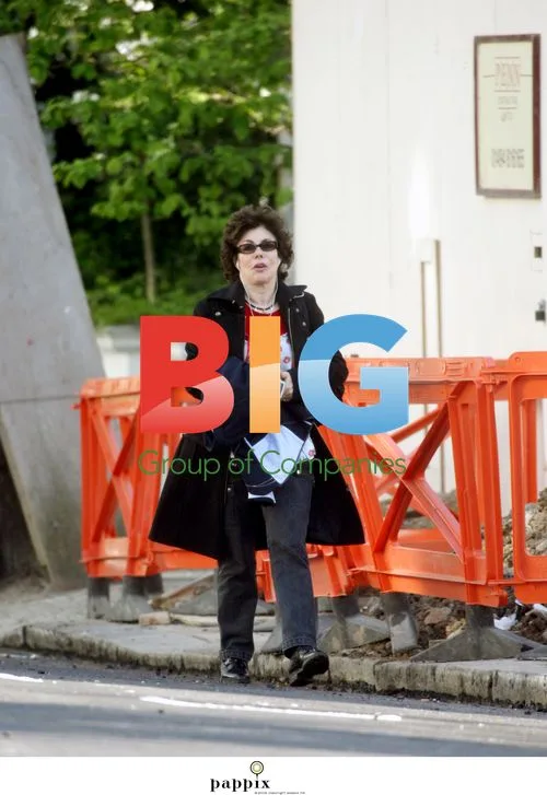 Ruby Wax Strolls in London