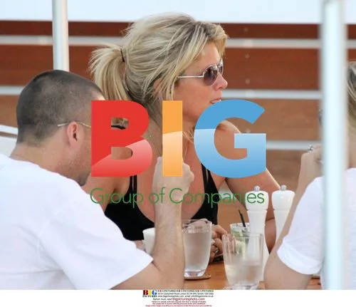 Rachel Hunter has lunch with friends in Miami