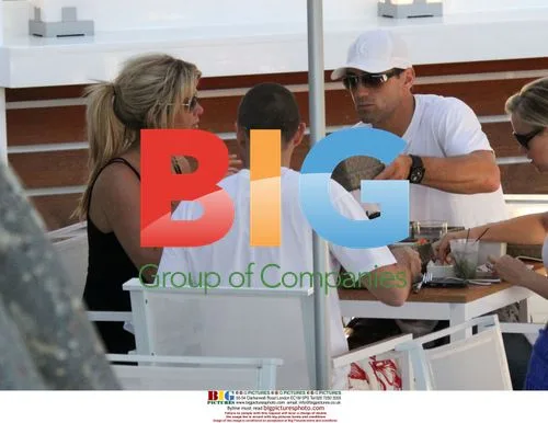 Rachel Hunter has lunch with friends in Miami
